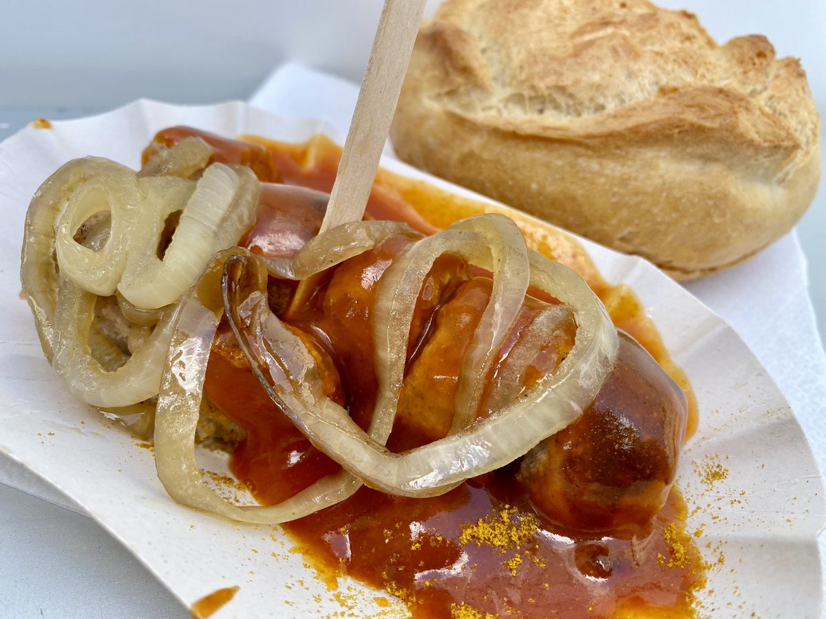 hoomygumb's tweet image. Currywurst-Lunch beim Metzger Frech auf dem Wochenmarkt 😋
