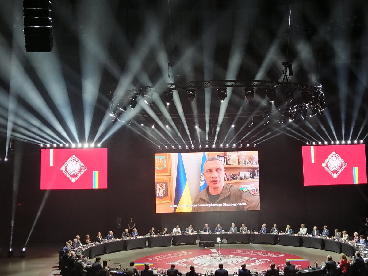 MarlingaArtur's tweet photo. Rozpoczęliśmy Samorządowy Okrągły Stół ws pomocy dla uchodźców z 🇺🇦. O roli samorządu, rządu i organizacji pozarządowych. O pomocy, służbie zdrowia i edukacji 🇺🇦🇵🇱✌️

@RomanSzelemej @SutrykJacek @KarnowskiSopot @RKaznowska @MichalBrodaKRPL @roman_glod @jacek_jaskowiak https://t.co/ZgbMqT2r1I