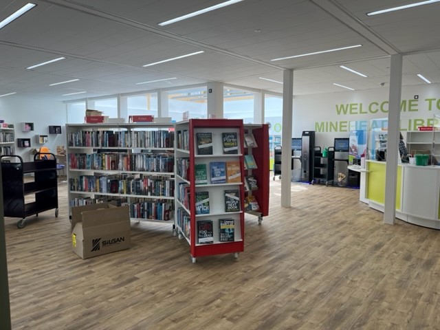 SomersetLib's tweet photo. #MineheadLibrary  has reopened with its bright, fresh new look.  Pop in and say hello if you are passing. 👋 A couple of photos from when it first opened and now! 👏Thanks @fg_library 
 #WeAreSomersetLibraries https://t.co/YEw2xXSZdu