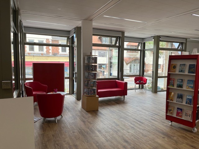 SomersetLib's tweet photo. #MineheadLibrary  has reopened with its bright, fresh new look.  Pop in and say hello if you are passing. 👋 A couple of photos from when it first opened and now! 👏Thanks @fg_library 
 #WeAreSomersetLibraries https://t.co/YEw2xXSZdu