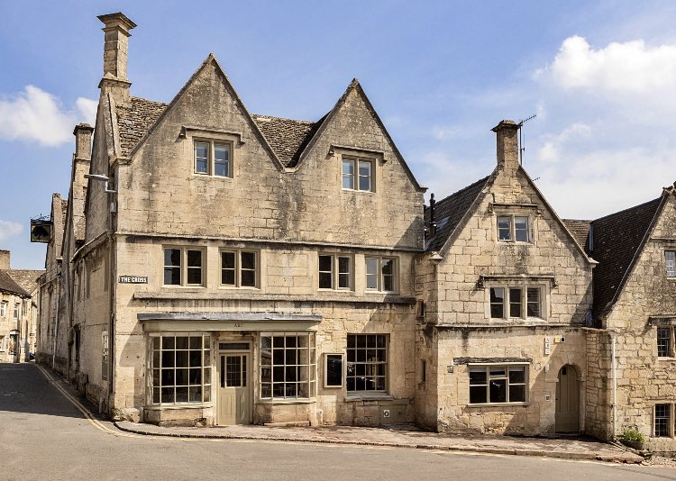 Anyone fancy lunch and wine-tasting in the Cotswolds tmw? Swanky new holiday let, architect-designed in a 16th C Manor House. Overnight stay up for grabs too. DM us! #presstrip #lastminute #PRrequest #Cotswolds