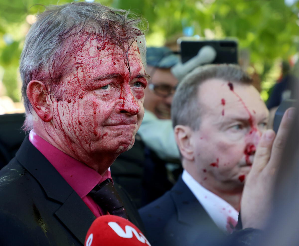 LukaszBok's tweet photo. Ambasador Rosji w Polsce Siergiej Andriejew oblany czerwoną farbą przy Mauzoleum Żołnierzy Radzieckich w Warszawie.

Fot. dzięki współpracy Piotr Molęcki/eastnews.pl https://t.co/rkiO7dneoV