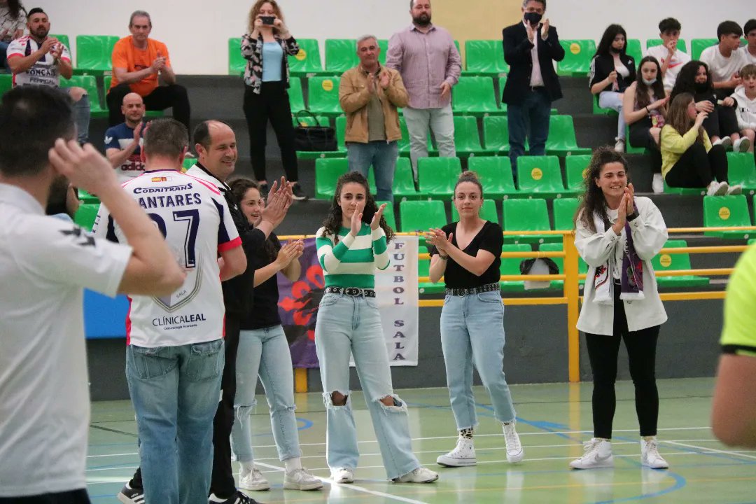 DaimielFutSala's tweet photo. 𝐑𝐄𝐂𝐎𝐍𝐎𝐂𝐈𝐌𝐈𝐄𝐍𝐓𝐎 

Como anunciamos ⬅️, el pasado Sábado, llevamos a cabo un reconocimiento a nuestras amig@s del @DaimielFemenino 🖤 por su temporada 🔝, ascenso a Preferente y disputa del play off de ascenso a 2⃣ Nacional 👌

📝 completa:

👇
 https://t.co/wc3p9Ublm5 https://t.co/wYI0JtqnOi