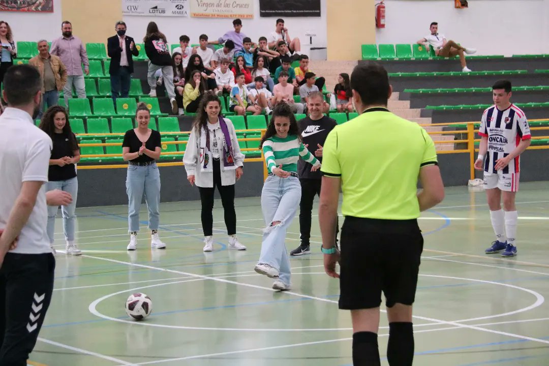 DaimielFutSala's tweet photo. 𝐑𝐄𝐂𝐎𝐍𝐎𝐂𝐈𝐌𝐈𝐄𝐍𝐓𝐎 

Como anunciamos ⬅️, el pasado Sábado, llevamos a cabo un reconocimiento a nuestras amig@s del @DaimielFemenino 🖤 por su temporada 🔝, ascenso a Preferente y disputa del play off de ascenso a 2⃣ Nacional 👌

📝 completa:

👇
 https://t.co/wc3p9Ublm5 https://t.co/wYI0JtqnOi
