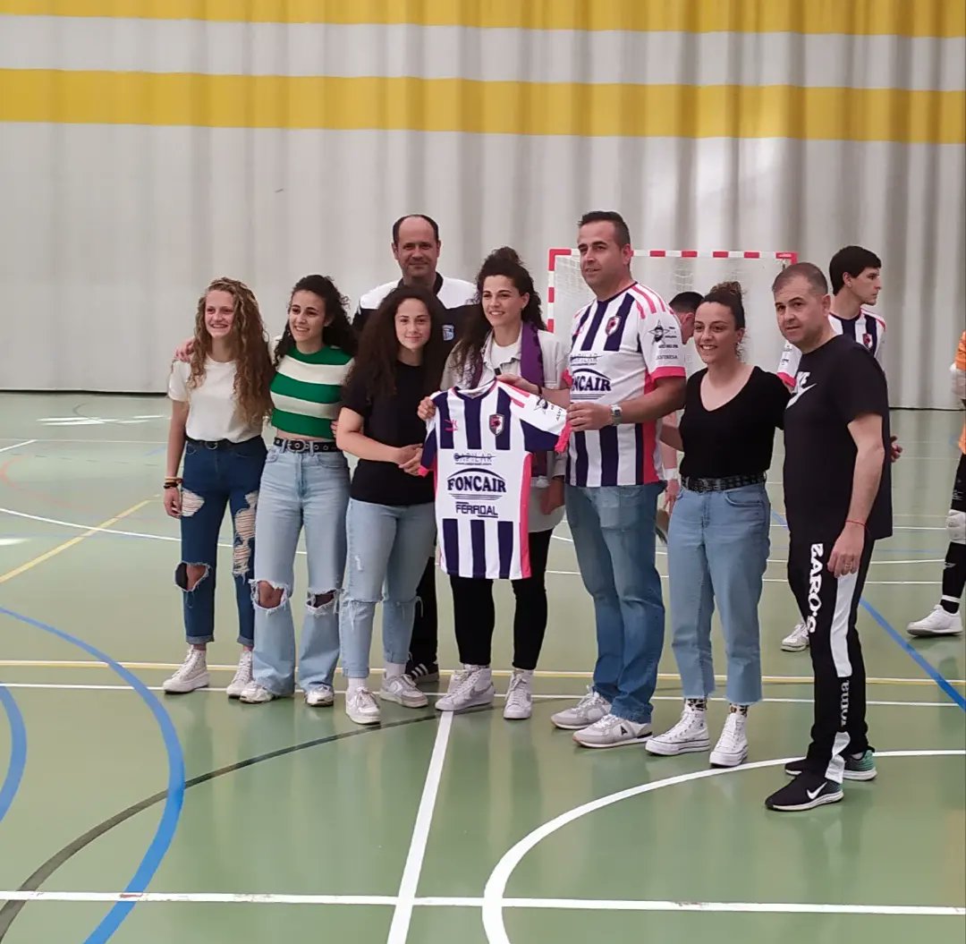 DaimielFutSala's tweet photo. 𝐑𝐄𝐂𝐎𝐍𝐎𝐂𝐈𝐌𝐈𝐄𝐍𝐓𝐎 

Como anunciamos ⬅️, el pasado Sábado, llevamos a cabo un reconocimiento a nuestras amig@s del @DaimielFemenino 🖤 por su temporada 🔝, ascenso a Preferente y disputa del play off de ascenso a 2⃣ Nacional 👌

📝 completa:

👇
 https://t.co/wc3p9Ublm5 https://t.co/wYI0JtqnOi
