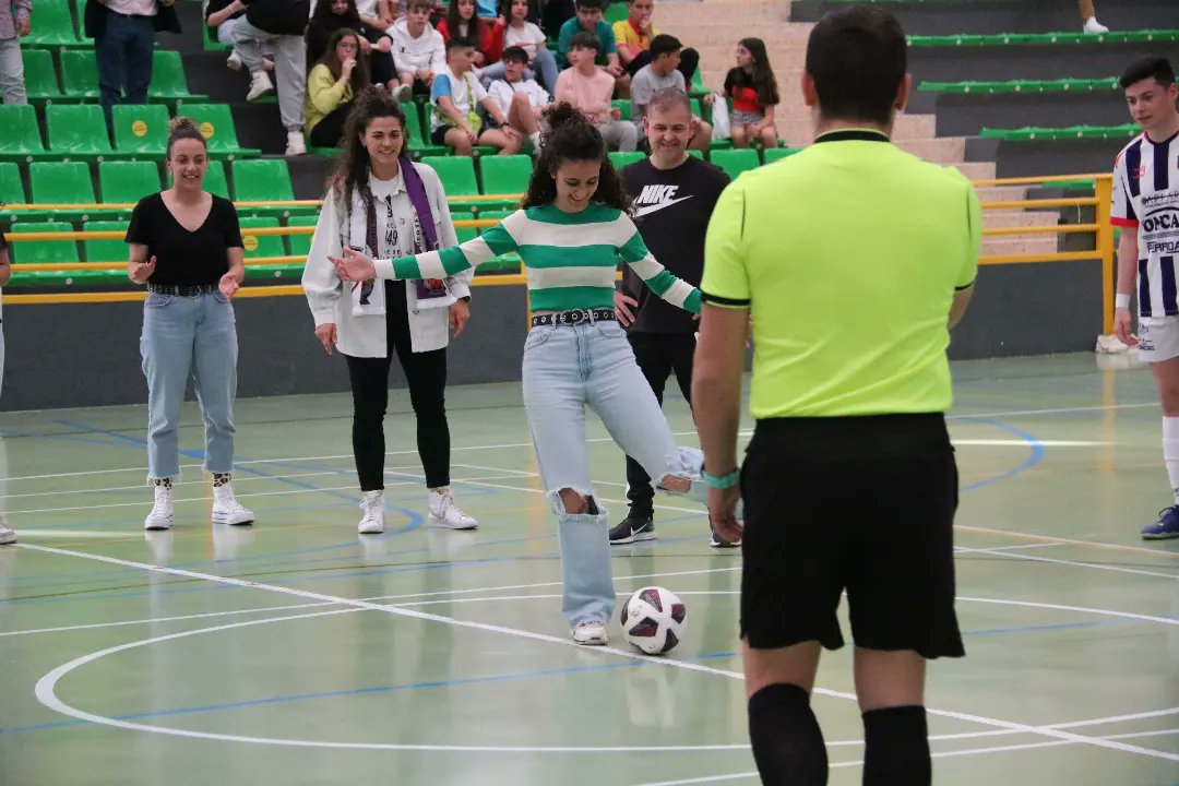 DaimielFutSala's tweet photo. 𝐑𝐄𝐂𝐎𝐍𝐎𝐂𝐈𝐌𝐈𝐄𝐍𝐓𝐎 

Como anunciamos ⬅️, el pasado Sábado, llevamos a cabo un reconocimiento a nuestras amig@s del @DaimielFemenino 🖤 por su temporada 🔝, ascenso a Preferente y disputa del play off de ascenso a 2⃣ Nacional 👌

📝 completa:

👇
 https://t.co/wc3p9Ublm5 https://t.co/wYI0JtqnOi