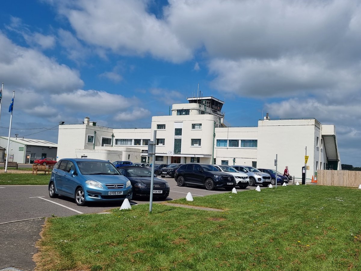 brightonbint's tweet photo. Lovely art deco building at Shoreham Airport https://t.co/CFvdcgUXO7