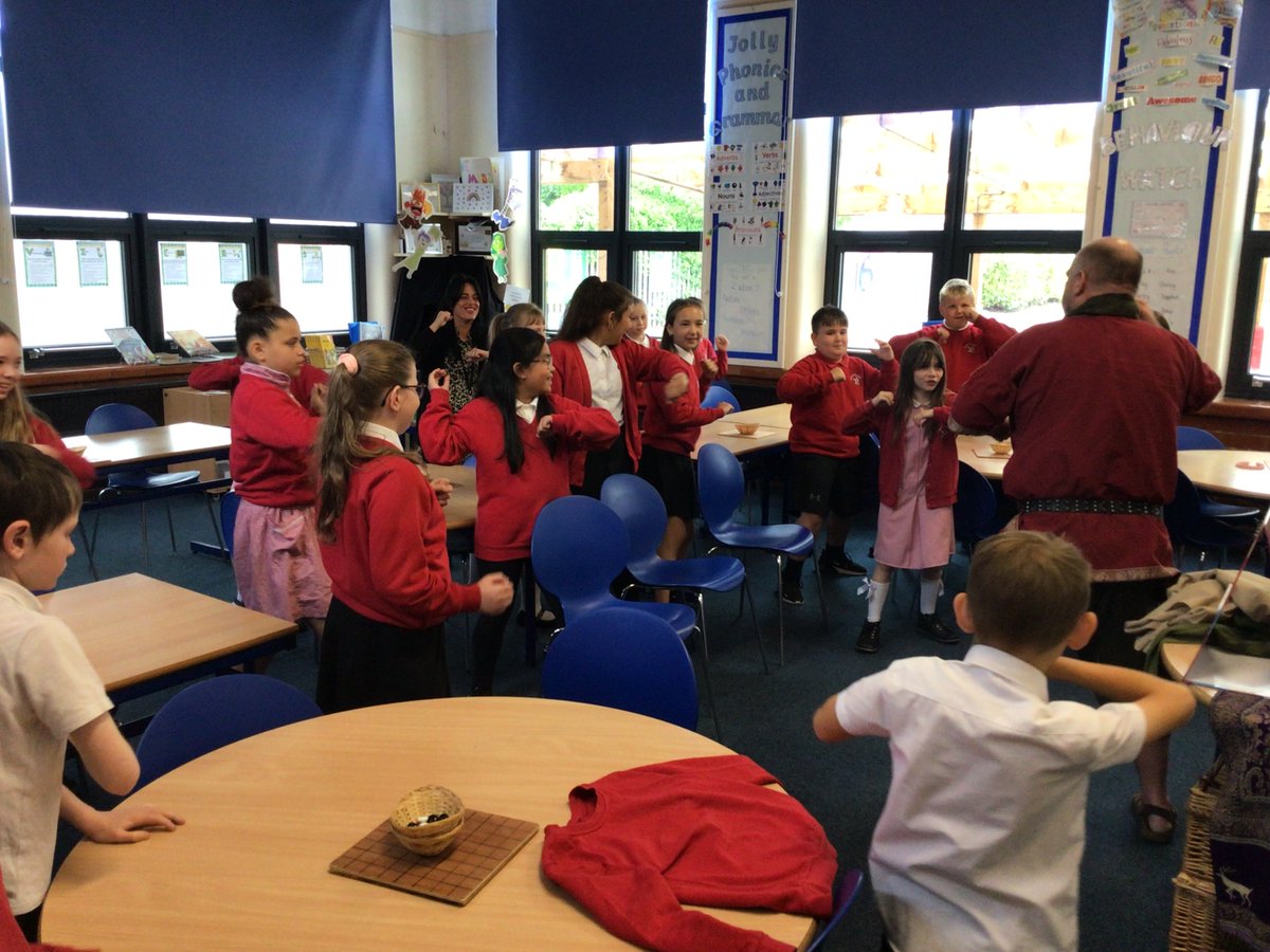 MissMason5M's tweet photo. A fabulous start to our Ancient Greece experience day! @YsgolEmmanuel #historymakers #AmbitiousCapableLearners https://t.co/gfktj3x624