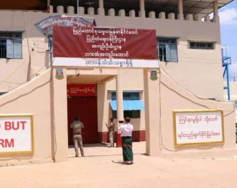 WuitMinn's tweet photo. 4 political prisoners got severely injured due to the torture of junta troops, 17 inmates were held in solitary confinement and cut off foodstuffs following the protest in Hpa-an prison. #2022May9Coup #US_SanctionMOGE #WhatsHappeningInMyanmar https://t.co/u7GsGvx2FL