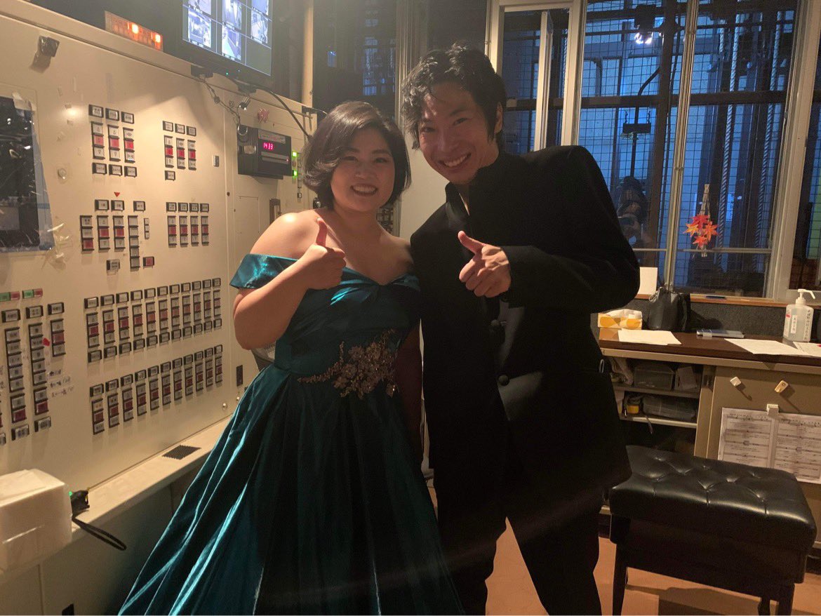 siegfried512's tweet photo. 今日は新日本フィルの皆様と武蔵野市中学校音楽鑑賞会でした！今回もとっても楽しいコンサートでした！
写真は素晴らしい独唱を務めたソプラノの中須美喜さんと！2015年にラ・フォル・ジュルネでシサスクの合唱曲をやって以来の再会！こういった共演で再会できるとは感慨深いですね〜😭 https://t.co/uhsX4LewYM