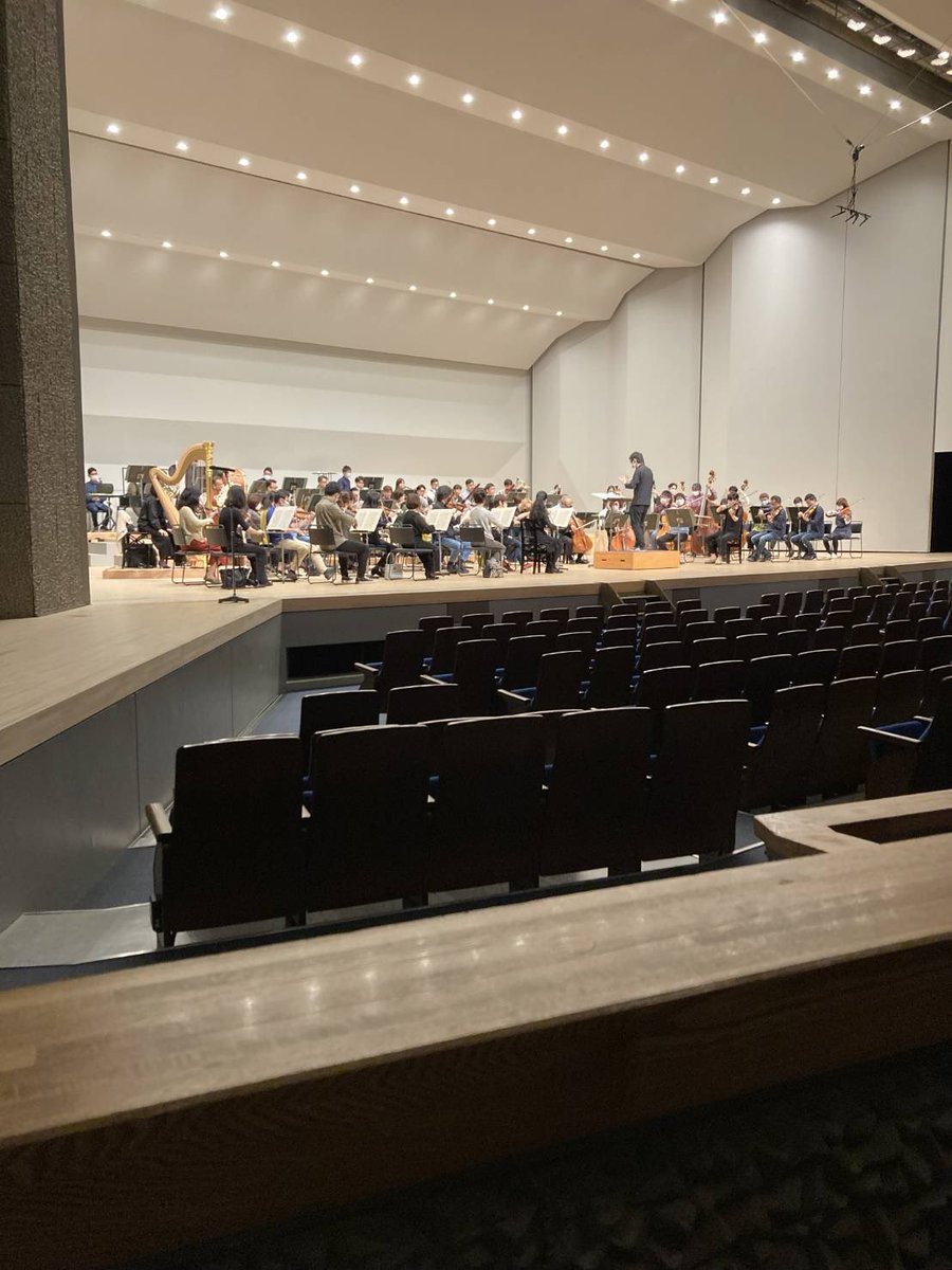 siegfried512's tweet photo. 今日は新日本フィルの皆様と武蔵野市中学校音楽鑑賞会でした！今回もとっても楽しいコンサートでした！
写真は素晴らしい独唱を務めたソプラノの中須美喜さんと！2015年にラ・フォル・ジュルネでシサスクの合唱曲をやって以来の再会！こういった共演で再会できるとは感慨深いですね〜😭 https://t.co/uhsX4LewYM