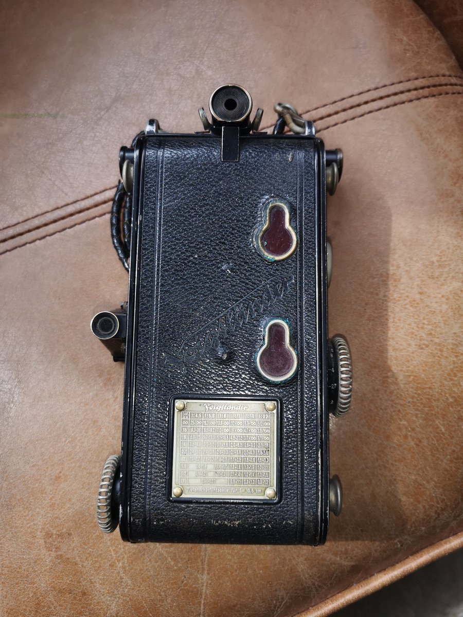 ArtyWinker's tweet photo. I have been lucky enough to inherit a Voightlander Prominent 6x9.

I didn't know what it was at first, I wish I had filmed my reaction when I open the bellows out!

Has anyone used one before?
Any tips?!

#voightlander #filmphotography #shootfilmbenice #filmisnotdead https://t.co/LrdX7TTFfp