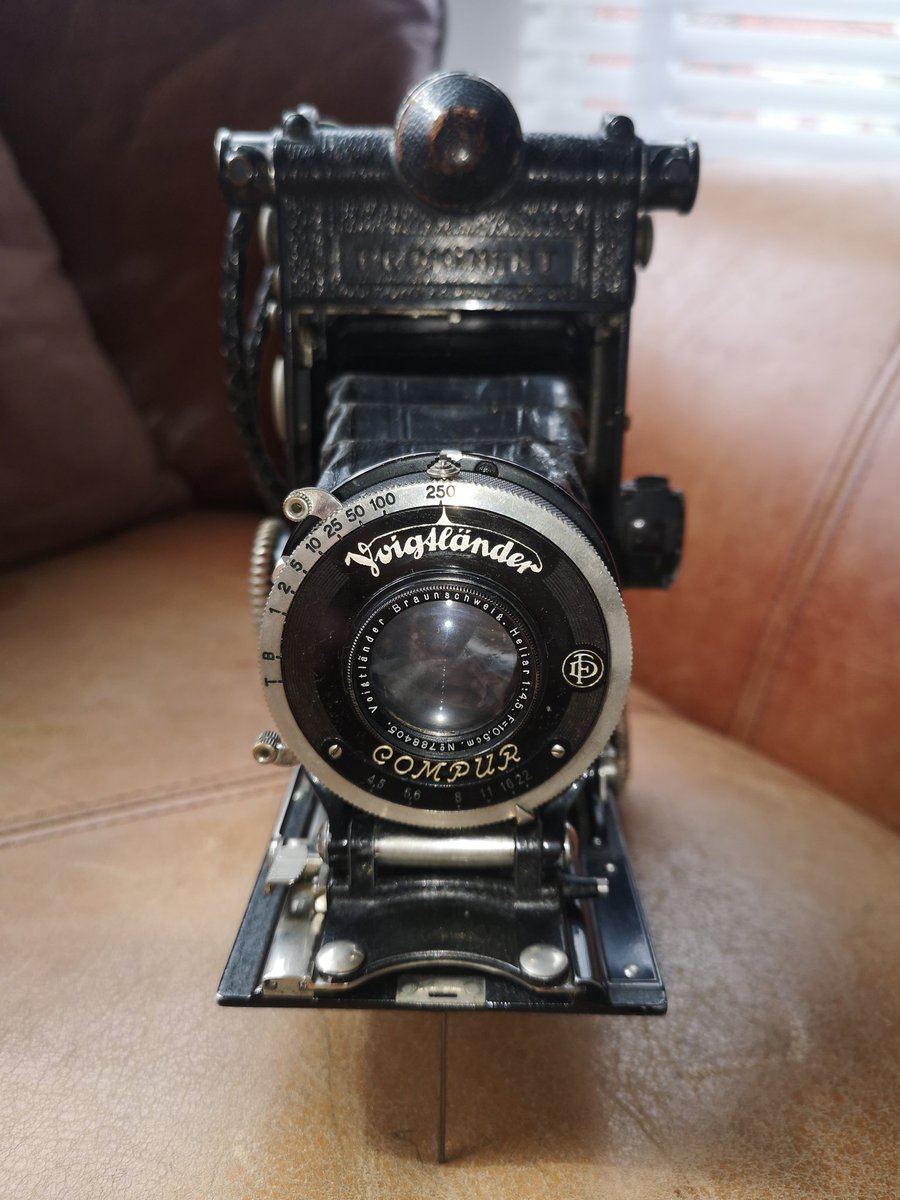 ArtyWinker's tweet photo. I have been lucky enough to inherit a Voightlander Prominent 6x9.

I didn't know what it was at first, I wish I had filmed my reaction when I open the bellows out!

Has anyone used one before?
Any tips?!

#voightlander #filmphotography #shootfilmbenice #filmisnotdead https://t.co/LrdX7TTFfp