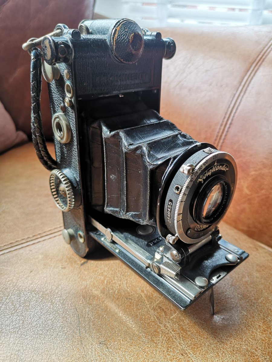 ArtyWinker's tweet photo. I have been lucky enough to inherit a Voightlander Prominent 6x9.

I didn't know what it was at first, I wish I had filmed my reaction when I open the bellows out!

Has anyone used one before?
Any tips?!

#voightlander #filmphotography #shootfilmbenice #filmisnotdead https://t.co/LrdX7TTFfp