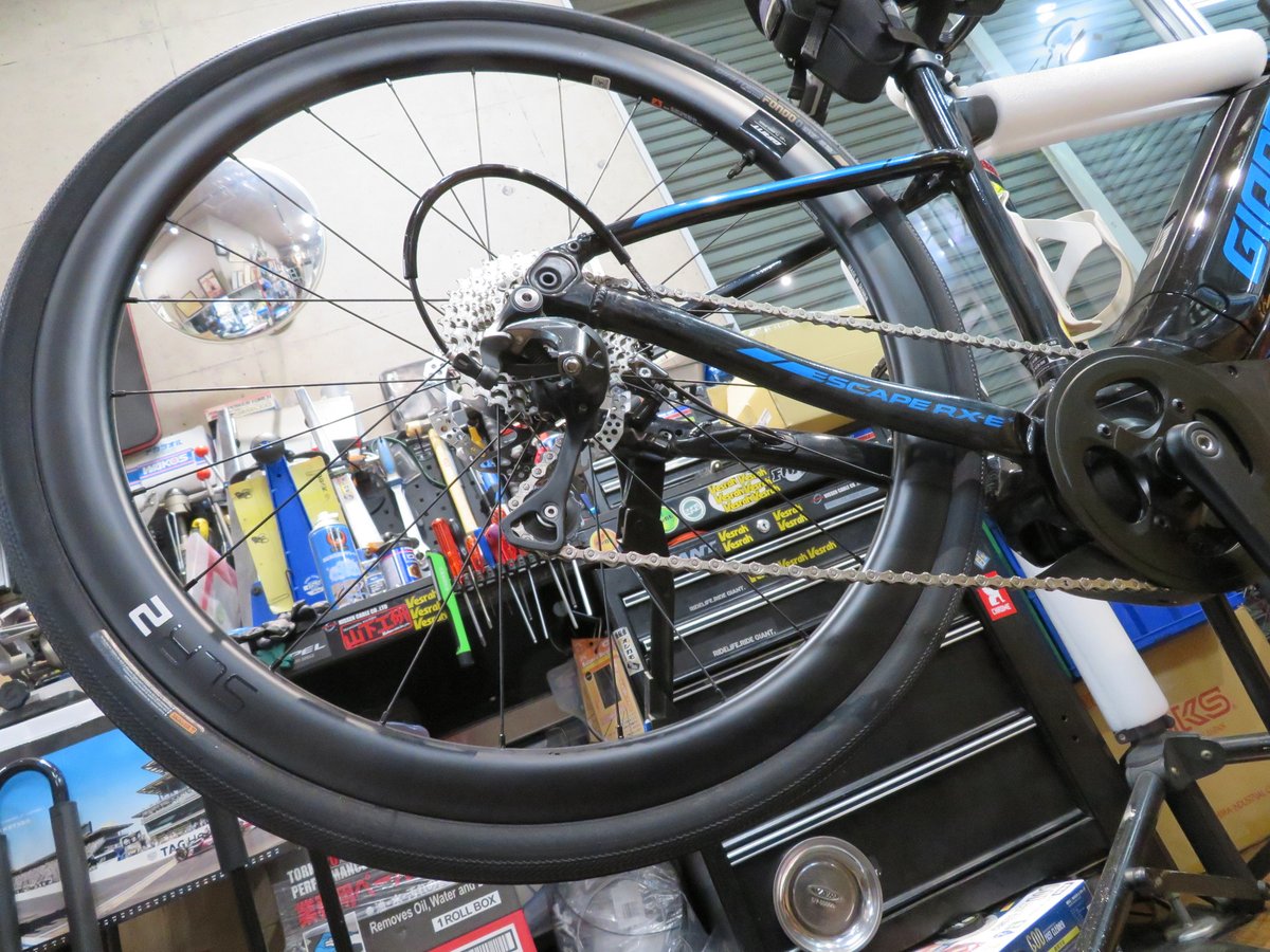 bicycleoshigamo's tweet photo. お客様から作業のご依頼を賜りました。
e-BIKEにフックレスリム仕様のカーボンホイール&TLR(チューブレスレディ)タイヤをアッセンブル!!
カーボンホイールによる足回りの軽量化と、TLRタイヤによる走りの軽さと乗り心地の良さを実現しています。
#giantbicycles #escaperxeplus #hooklesswheels https://t.co/l2ZQG2TC8G