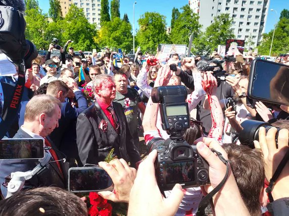squad3o3's tweet photo. Russian ambassador doused with fake blood in Warsaw. #StandWithUkraine #PutinWarCriminal #StopRussiaNOW https://t.co/0QSpafJ7Hj