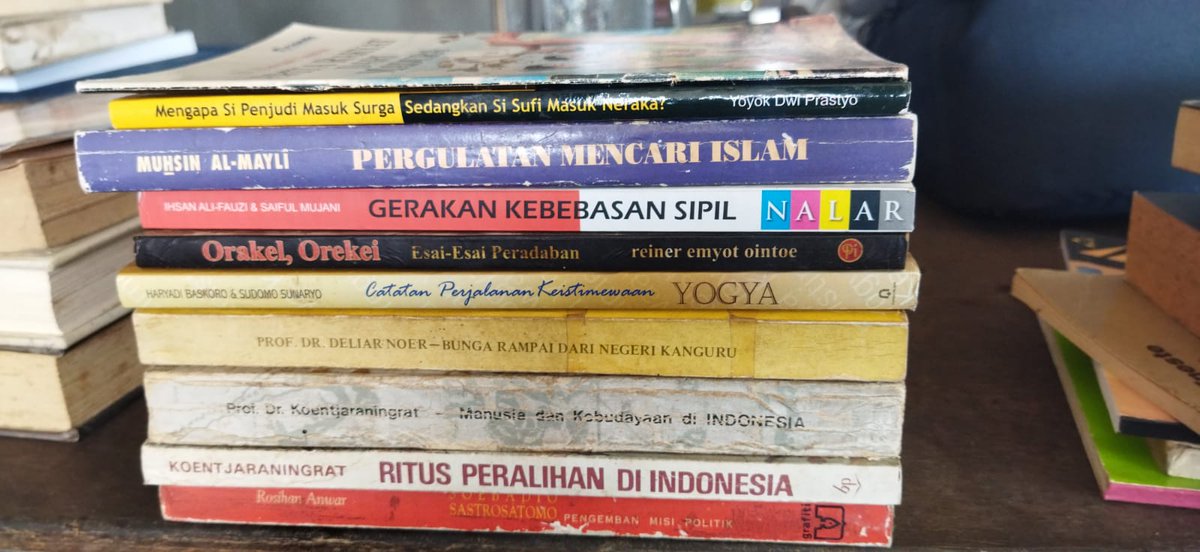 spinxtore's tweet photo. halo kawan, seperti biasa, aku &amp; kawanku mau jual buku bekas, genrenya macam-macam, bahasa indonesia atau inggris.

pengiriman khusus thread ini dari Surabaya, harganya terjangkau rerata 35 - 85 ribuan. bisa tokopedia.  

mohon bantu RT atau Likesnya ya teman-teman.🙏 https://t.co/KgbpkJJb9y
