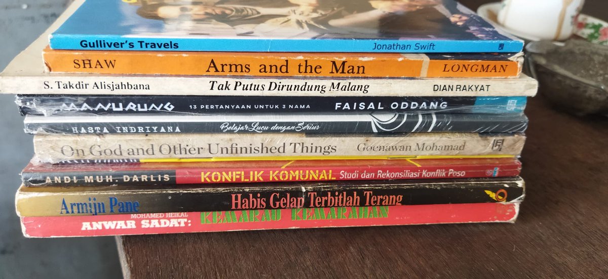 spinxtore's tweet photo. halo kawan, seperti biasa, aku &amp; kawanku mau jual buku bekas, genrenya macam-macam, bahasa indonesia atau inggris.

pengiriman khusus thread ini dari Surabaya, harganya terjangkau rerata 35 - 85 ribuan. bisa tokopedia.  

mohon bantu RT atau Likesnya ya teman-teman.🙏 https://t.co/KgbpkJJb9y