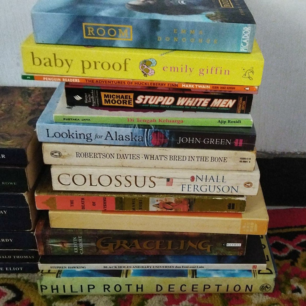 spinxtore's tweet photo. halo kawan, seperti biasa, aku &amp; kawanku mau jual buku bekas, genrenya macam-macam, bahasa indonesia atau inggris.

pengiriman khusus thread ini dari Surabaya, harganya terjangkau rerata 35 - 85 ribuan. bisa tokopedia.  

mohon bantu RT atau Likesnya ya teman-teman.🙏 https://t.co/KgbpkJJb9y