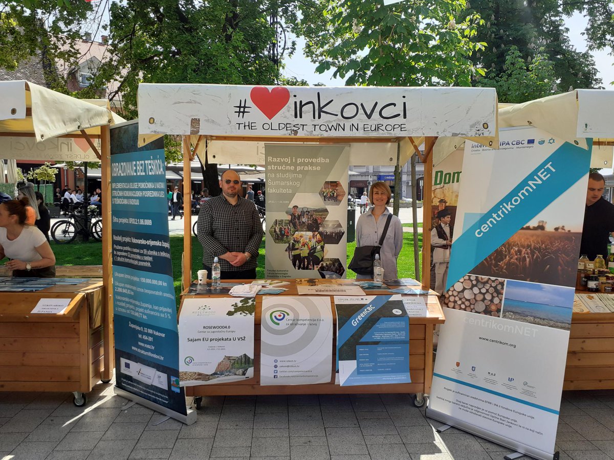 competencentre's tweet photo. 💪
@competencentre na sajmu EU🇪🇺 projekata u Vinkovcima! 

Predstavili smo 4 #projekta u provedbi:

➡️ @NetworkRosewood 
➡️ #centrikomNET
➡️ #GreenCBC
➡️ Provedba stručne prakse

#cekom #SajamEUprojekata #rosewood #centrikomnet #greencbc #stručnapraksa https://t.co/7KHyuZZ7yo