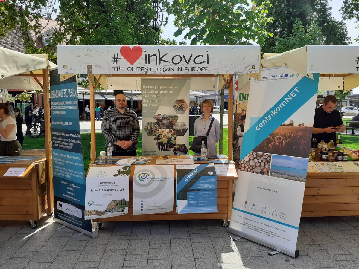 competencentre's tweet photo. 💪
@competencentre na sajmu EU🇪🇺 projekata u Vinkovcima! 

Predstavili smo 4 #projekta u provedbi:

➡️ @NetworkRosewood 
➡️ #centrikomNET
➡️ #GreenCBC
➡️ Provedba stručne prakse

#cekom #SajamEUprojekata #rosewood #centrikomnet #greencbc #stručnapraksa https://t.co/7KHyuZZ7yo