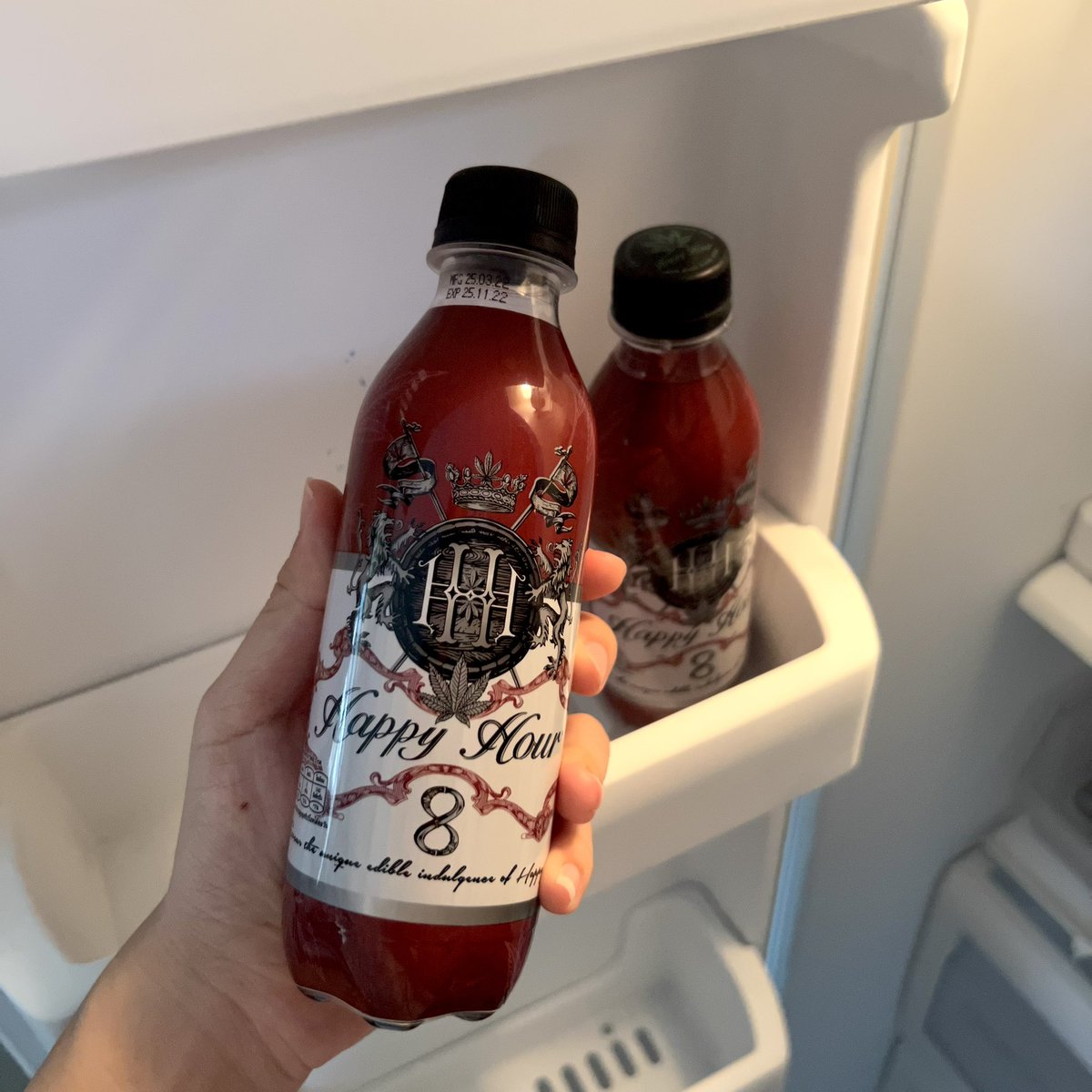 harybool's tweet photo. เหตุเกิดอยากลองของใหม่เลยตำสายเขียวมา1กรุบ ชีนี่คืออร่อยนะไ��่มีแอล ไม่ขมเลอ เป็นน้ำสายเข่วอัดแก๊ส กลิ่นไวน์ สีผู้ดีมากแล้วคือกลิ่นหอมแบบหอมมใส่น้ำแข็งหน่อยจิบเพลินๆ คือดีย์ #ดื่มแล้วเคลิ้ม ไปเลยสิคะ🫣 #อร่อยบอกต่อ #happyกัญ #mixกัญปะล่ะ https://t.co/Iy8UNBbZag