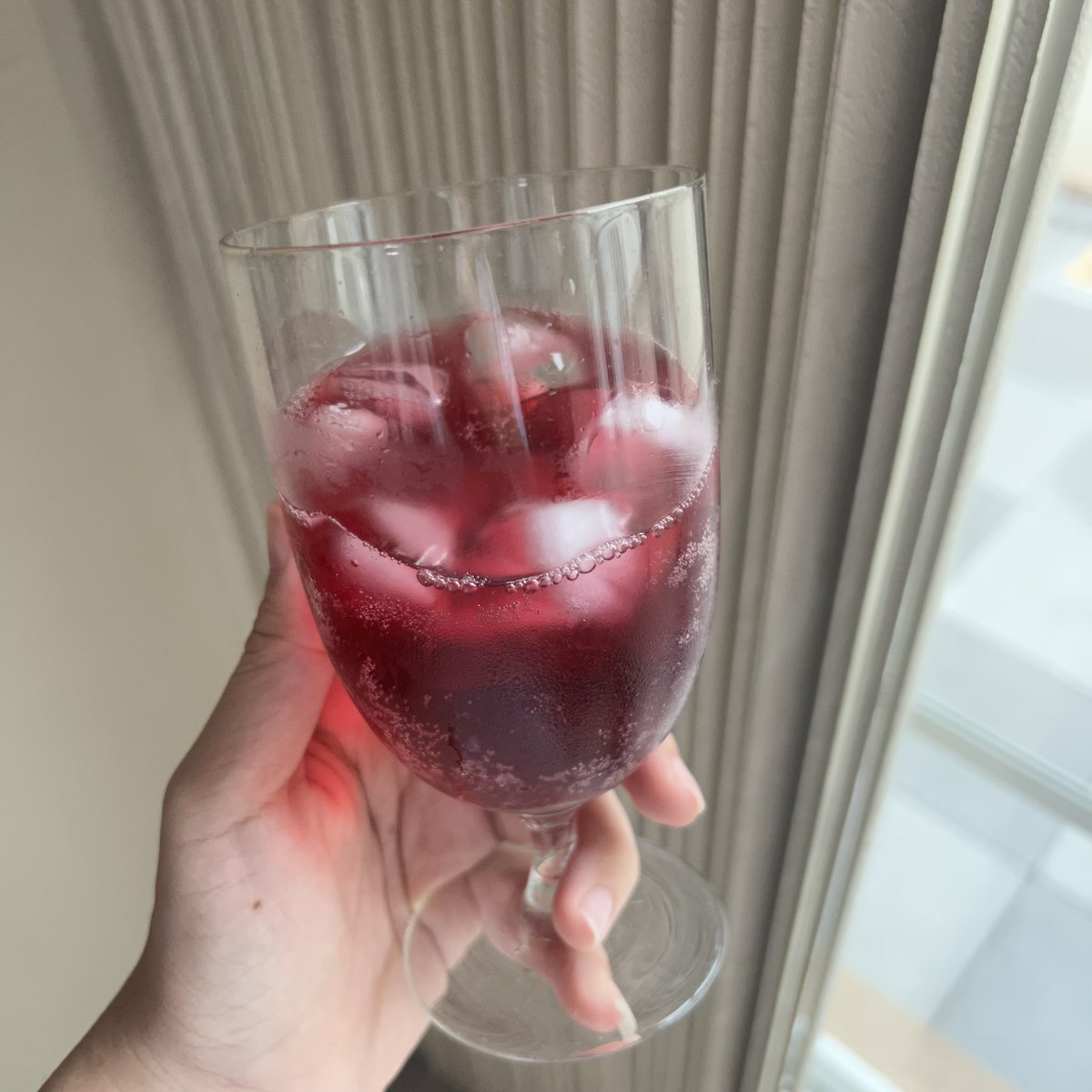 harybool's tweet photo. เหตุเกิดอยากลองของใหม่เลยตำสายเขียวมา1กรุบ ชีนี่คืออร่อยนะไ��่มีแอล ไม่ขมเลอ เป็นน้ำสายเข่วอัดแก๊ส กลิ่นไวน์ สีผู้ดีมากแล้วคือกลิ่นหอมแบบหอมมใส่น้ำแข็งหน่อยจิบเพลินๆ คือดีย์ #ดื่มแล้วเคลิ้ม ไปเลยสิคะ🫣 #อร่อยบอกต่อ #happyกัญ #mixกัญปะล่ะ https://t.co/Iy8UNBbZag