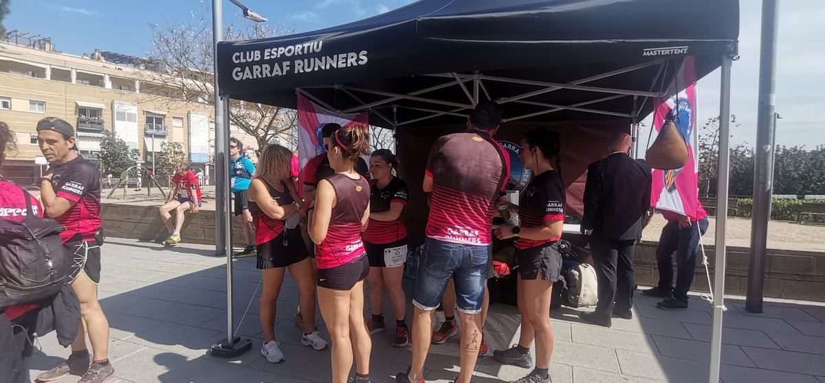 garrafrunners's tweet photo. Aquest dissabte vam estrenar la nostra carpa a Santa Coloma de Cervelló, a la #cireratrail Tota una festa garrafera per inaugurar-la amb els nostres socis i sòcies i que de ben segur ens donara molts bons moments! Enhorabona per la gran cursa, i als organitzadors per la feina!👏🏼 https://t.co/g7Nn7x37wN