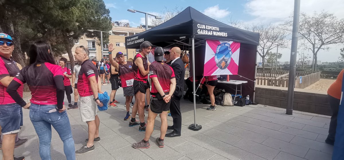 garrafrunners's tweet photo. Aquest dissabte vam estrenar la nostra carpa a Santa Coloma de Cervelló, a la #cireratrail Tota una festa garrafera per inaugurar-la amb els nostres socis i sòcies i que de ben segur ens donara molts bons moments! Enhorabona per la gran cursa, i als organitzadors per la feina!👏🏼 https://t.co/g7Nn7x37wN