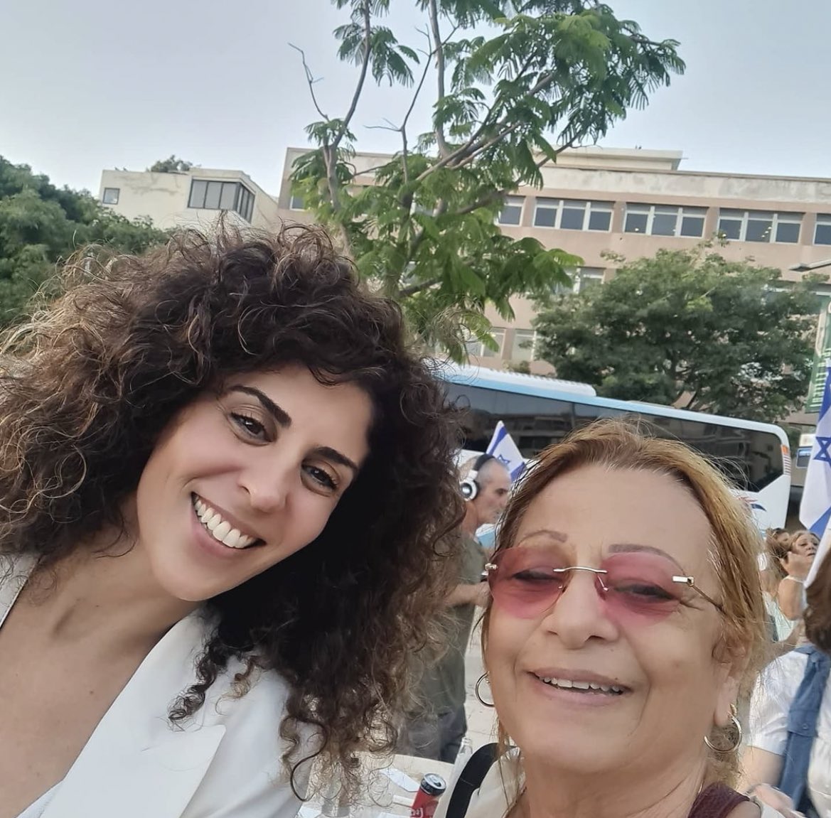 NeumanRoee's tweet photo. שלום לעורכת הדין @BarashiKinneret שמצולמת מאושרת עם אישה בת 65 מאיזור הדרום. רוצה לספר לנו על ההיכרות שלכן? https://t.co/KxE9TKZDFg