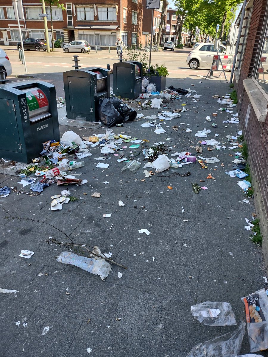 qarachupa's tweet photo. @GemeenteDenHaag @radilaak Het legen en opruimen is nog niet op elkaar afgestemd helaas. De oracs staan vandaag op de planning kreeg ik als reactie op mijn melding via de app. Er zijn wat bijplaatsingen opgehaald maar containers nog vol... https://t.co/r3hVqvrhwC
