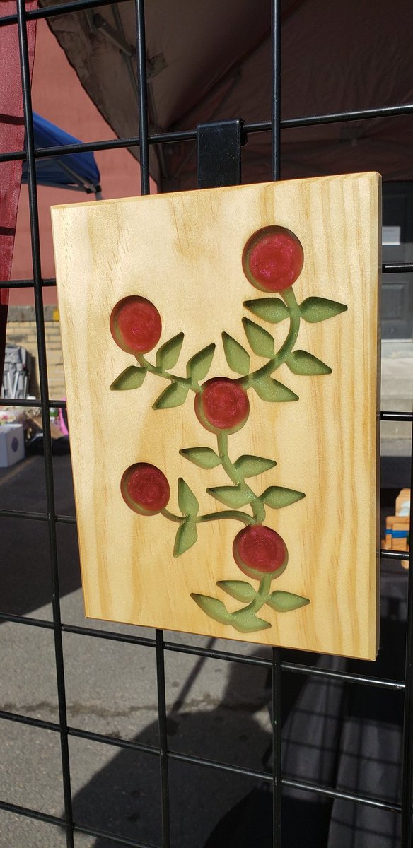 BitSizedBuilds's tweet photo. Experimental piece we plan to improve upon. The roses get hazed out from the layering.  #woodcarve #resin #mixedmedia #art #Experimenting #growth #roses https://t.co/rA9BJyYeIo