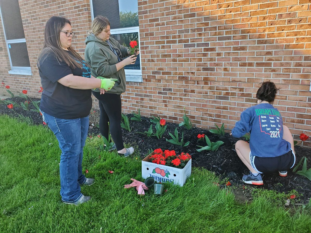 BarnesvilleFFA's tweet photo. Senior girls planted flowers in front of the high school https://t.co/BuQkTXlGLE