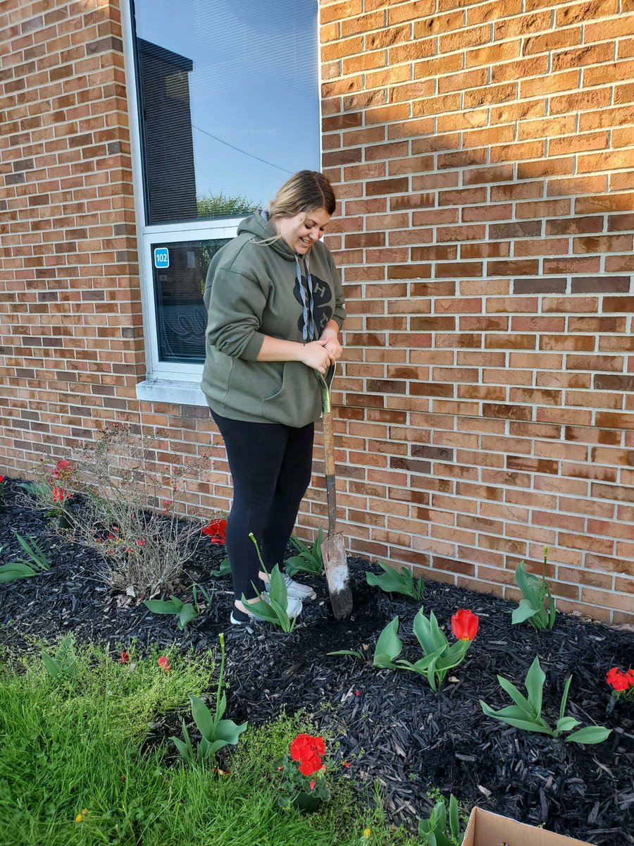 BarnesvilleFFA's tweet photo. Senior girls planted flowers in front of the high school https://t.co/BuQkTXlGLE