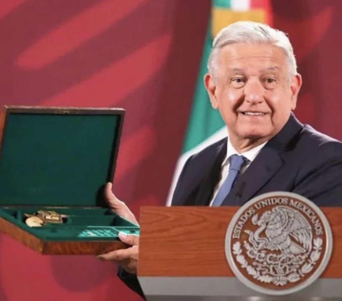 Cesar_Bronn's tweet photo. “Cuba devuelve a Mexico pistola que mandó a hacer el
presidente Francisco I. Madero en aquellos años para
regalársela a Pancho
Villa" @ArturiniT  @chairoilustrado @MalthusGamba @indioverdem @LaTiaVinagres @ReporterosMX_  @Gateau2008 @Rafaherrera1983 @guillermort4  @ZuritaCarpio https://t.co/HzxsJvvODQ