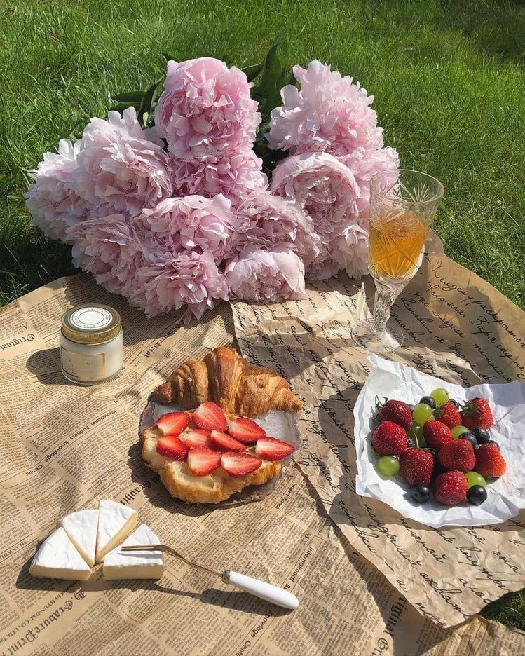 _rosacampion's tweet photo. ⠀ 
           📲 briar.ivy posted: 

like the peony’s blush, I long to feel the warmth of your hand on my cheek, so lush, as the hues tint over my skin under he hopeful spring sky. 

# peonyseason # peonypicnic 
# ivystagram # ivyfied

⠀ https://t.co/hjeKOBbqwk