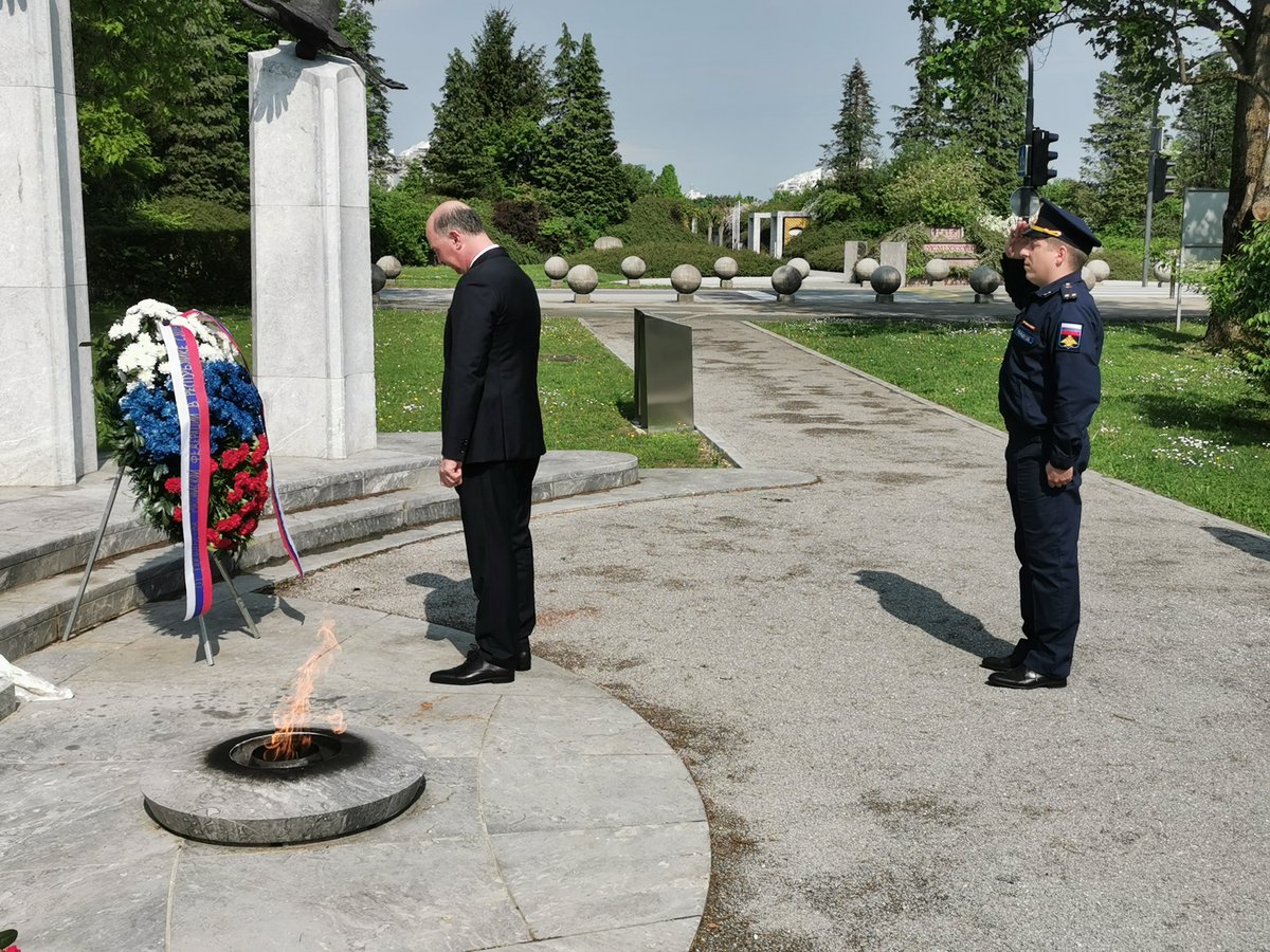 AmbrusSlo's tweet photo. О торжественной церемонии возложения венков к памятнику Сынам России и Советского Союза, погибшим в годы Первой и Второй мировых войн
https://t.co/Pzf8PBe1cO

#Победа77 #ДеньПобеды https://t.co/NJclT3Tmh1