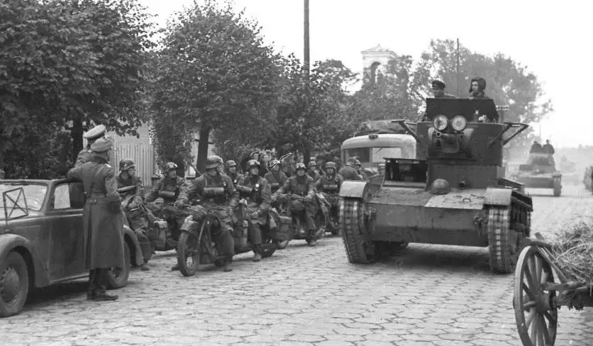 OkBiology's tweet photo. @MailOnline Here's the Russians and their allies celebrating their joint invasions & occupation of Poland in 1939.
A long time ago but time doesn't erase traumatic memories.
Same with the slaughter of thousands in the Katyn massacre.🇵🇱
#NeverForgottenNeverForgiven https://t.co/yVephmxwF7