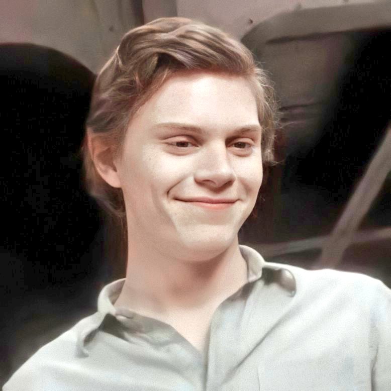 thfirstsunshine's tweet image. Não sei da onde tiraram essa informação (se souberem me contem pls), MAS hoje dia 09 de maio é o dia do aniversário do Kit Walker 🥳🎂 
Inclusive parabéns Kit, meu amor, eu te amo mto viu 💕🥺 #KitWalker #AHSAsylum