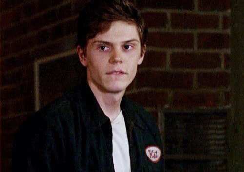 thfirstsunshine's tweet image. Não sei da onde tiraram essa informação (se souberem me contem pls), MAS hoje dia 09 de maio é o dia do aniversário do Kit Walker 🥳🎂 
Inclusive parabéns Kit, meu amor, eu te amo mto viu 💕🥺 #KitWalker #AHSAsylum