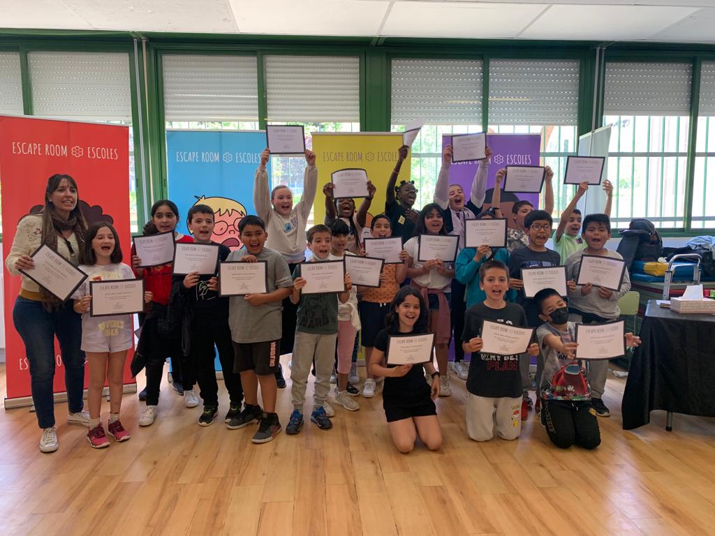 escolafmistral's tweet photo. 4tA, 2nA i 2nB han aconseguit sortir, per grups, d'un Escaperoom ple d'incògnites 💥💥💥👏👏👏👏😍😍😍 https://t.co/F9CASadWXl