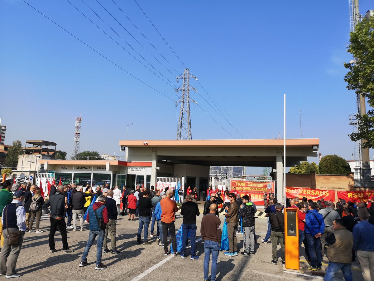 CgilFerrara's tweet photo. Grande adesione allo #sciopero con #presidio al #petrolchimico di #ferrara per dare una visione e prospettive al lavoro, nel principale sito produttivo della provincia. #cgil  @filctemcgil @Filctem_Ferrara https://t.co/9tP1CZjbir