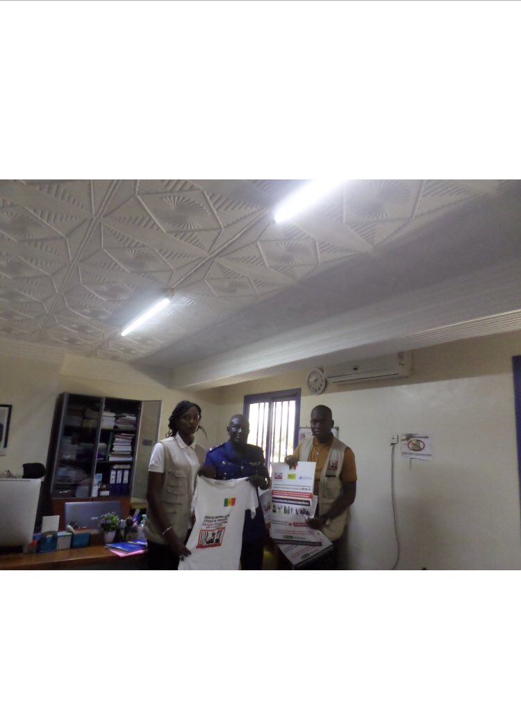 ONLPL_web's tweet photo. Visite d'une équipe d'observateurs délégués au commissariat d’arrondissement de Médina et à la Brigade Territoriale de Gendarmerie de Dakar ville afin de contribuer à réduire les facteurs de risques pouvant engendrer la #torture des personnes gardées à vue. @CoE_CPT @apt_geneva https://t.co/5FnnOxtt94