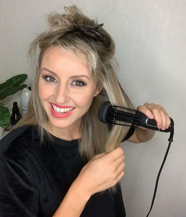 SamVillaPro's tweet photo. From protecting your hair all the way to the finished hair look, here is the ultimate How- to guide on the Hot Brush hair tool! #protips #SamVillaTools #hotbrush
LEARN HERE: https://t.co/gaUiqCLjee https://t.co/KvWCACovzP