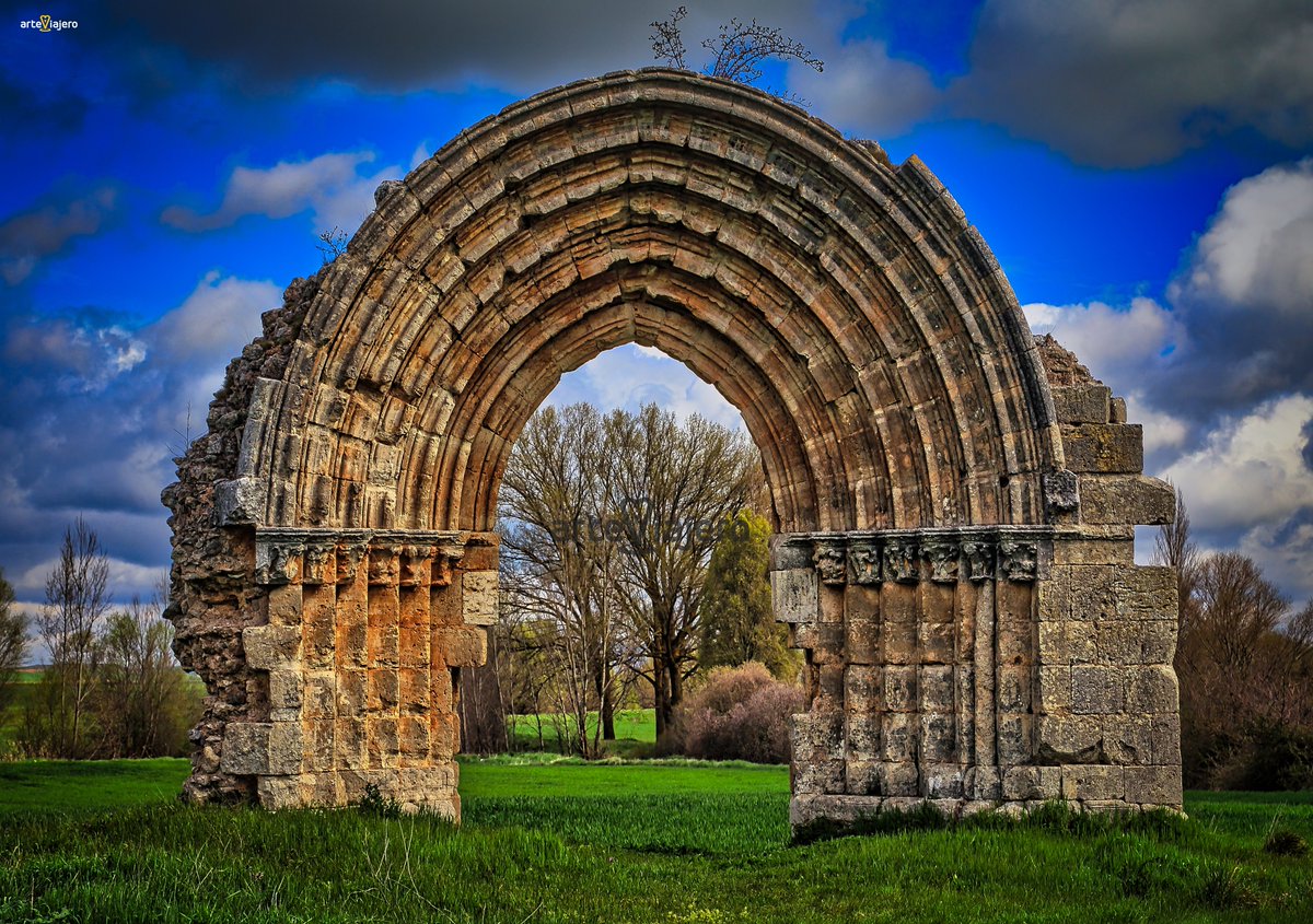 Este majestuoso arco medieval se alza solitario en medio del campo muy cerca de Sasamón (#Burgos). Se trata del único vestigio que se conserva de la desaparecida iglesia de San Miguel de Mazarreros, parroquial de un pueblo que quedó despoblado en el S. XV #FelizLunes #FelizSemana