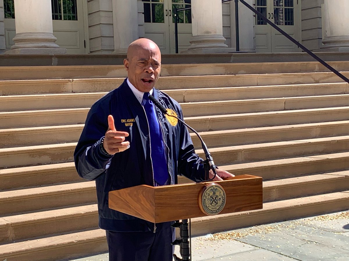 StvBurns's tweet photo. .@NYCMayor on the mango vendor who was handcuffed at a subway station in Brooklyn: "Next day is propane tanks being on the subway system. Next day is barbecuing on the subway system. You just can't do that." https://t.co/N4JgrqSBPi