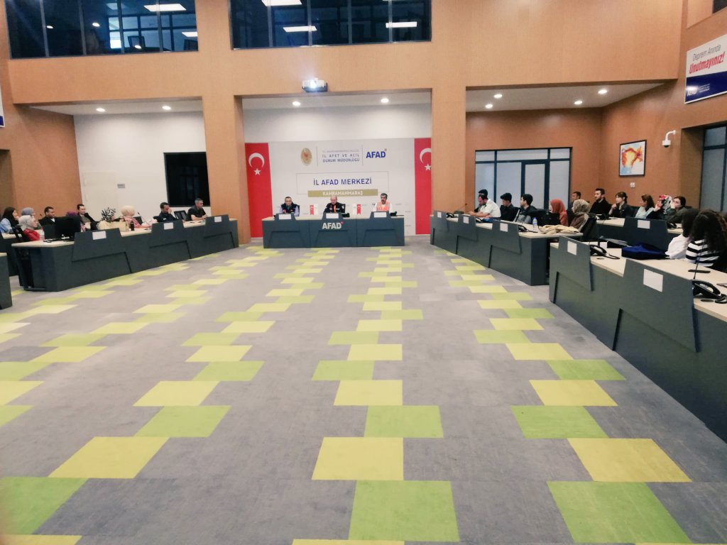 Online Eğitimlerini tamamlayan, 4.Grup Temel AFAD Gönüllülerine yönelik, Destek AFAD Gönüllüsü  Eğitimi, İl Müdürümüz <a href="/aslanmehmet__/">Aslan Mehmet Coşkun</a> 'un açılış konuşmasıyla başladı. Gönüllülere Hafif Arama Kurtarma, İlkyardım, Yangın, İnsani Yardım ve Saha Eğitimleri verilecek.
<a href="/AFADBaskanlik/">AFAD</a>