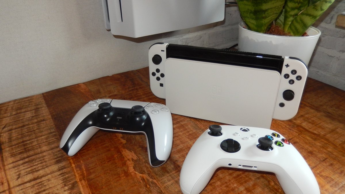 Finally! Habe mir kürzlich eine #NintendoSwitch gegönnt - inklusive Ring Fit Adventure. Nach dem #GameBoy tatsächlich erst meine zweite eigene Nintendo-Konsole =)

Jetzt sind hier erst mal drei Gamingwelten farblich &amp; friedlich vereint. #PS5 #XboxSeriesS #WhatATimeToBeAlive😊