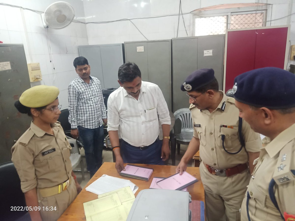 IgRangeVaranasi's tweet photo. आज दिनांक 09-05-2022 को @IgRangeVaranasi द्वारा पुलिस लाइन जनपद गाजीपुर में भ्रमण के दौरान पुलिस लाइन परिसर मे हो रहे निर्माण कार्यों तथा पुलिस कार्यालय का निरीक्षण कर सम्बन्धित को आवश्यक दिशा-निर्देश दिया गया। https://t.co/JxeAOFxbUw