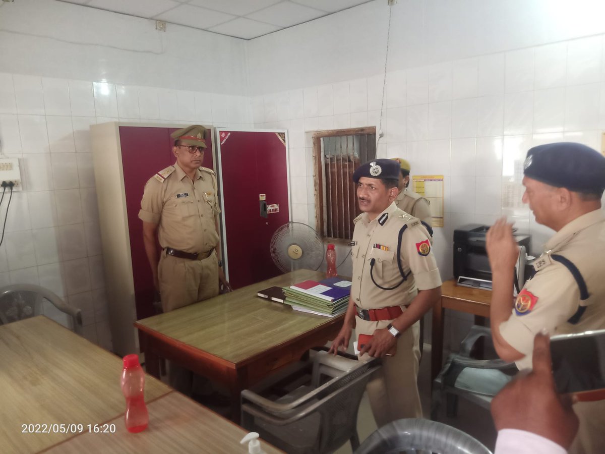 IgRangeVaranasi's tweet photo. आज दिनांक 09-05-2022 को @IgRangeVaranasi द्वारा पुलिस लाइन जनपद गाजीपुर में भ्रमण के दौरान पुलिस लाइन परिसर मे हो रहे निर्माण कार्यों तथा पुलिस कार्यालय का निरीक्षण कर सम्बन्धित को आवश्यक दिशा-निर्देश दिया गया। https://t.co/JxeAOFxbUw